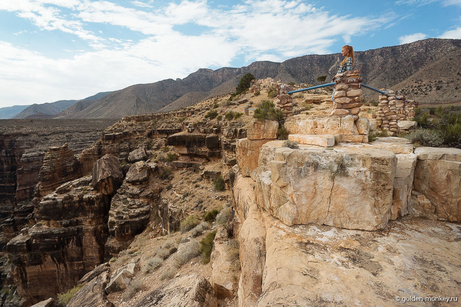 Посетителей здесь, судя по всему не много, хотя индейцы терпеливо караулят покупателей недалеко от дороги. Могу предположить, что мы не единственные клюнувшие на вывеску, обещающую живописный вид )) Посетителей здесь, судя по всему не много, хотя индейцы терпеливо караулят покупателей недалеко от дороги. Могу предположить, что мы не единственные клюнувшие на вывеску, обещающую живописный вид ))