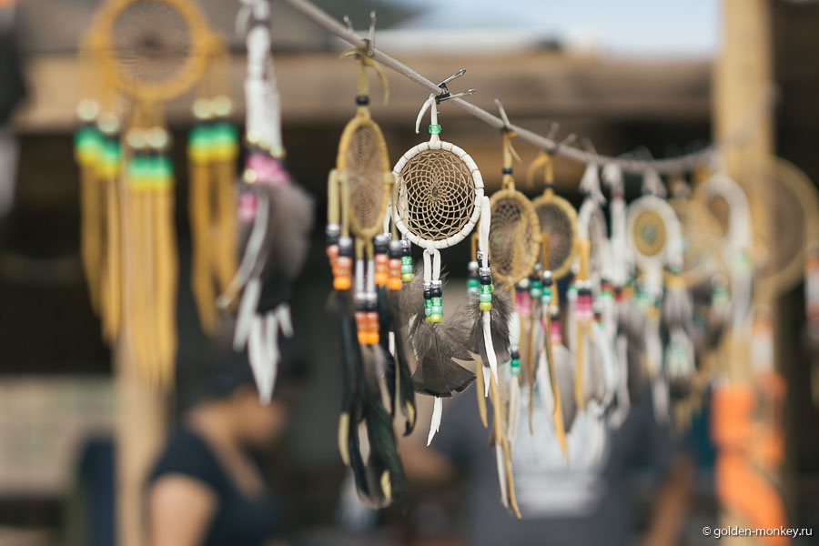 Индейские сувениры – ловушки снов. Говорят, если повесить такую штуковину в спальне, будет лучше спаться и сны станут хорошими. Индейские сувениры – ловушки снов. Говорят, если повесить такую штуковину в спальне, будет лучше спаться и сны станут хорошими.
