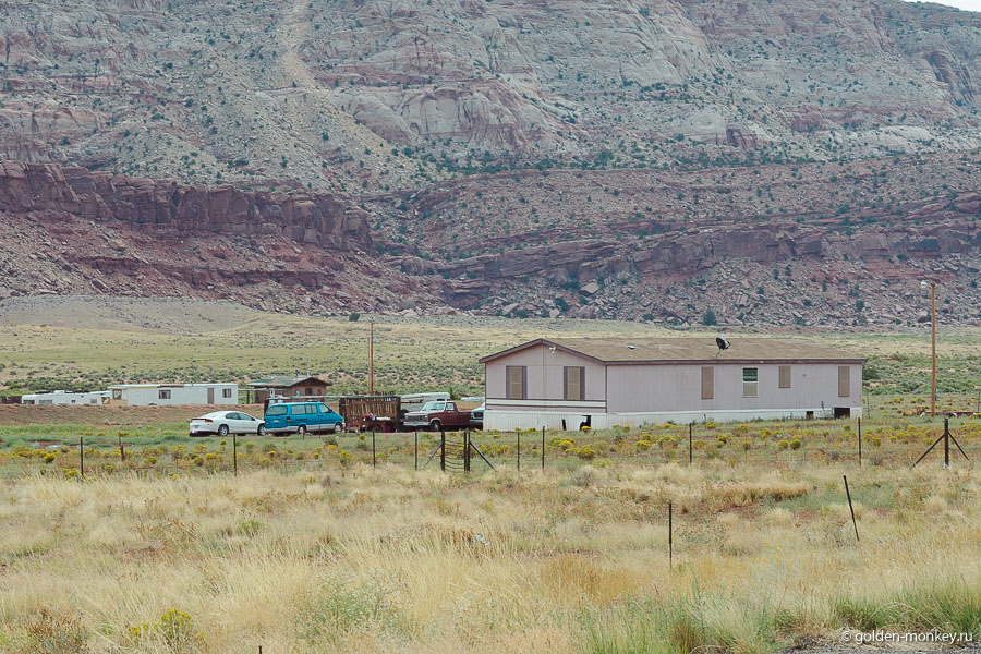 Продолжаем путь к мосту Навахо, проезжая по землям индейцев. Продолжаем путь к мосту Навахо, проезжая по землям индейцев.