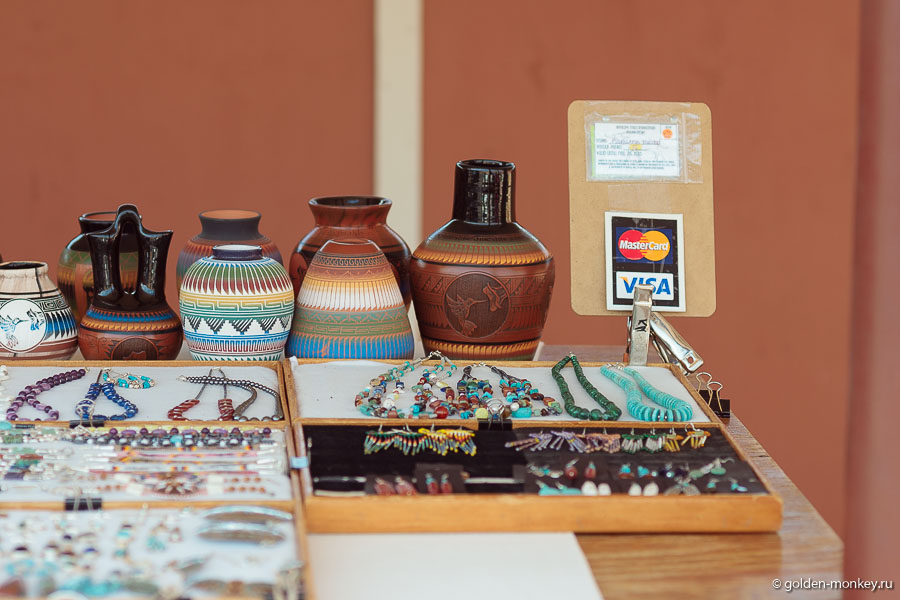 Рядом с Навахо-Бридж тоже полно лавочек предприимчивых представителей навахо. Глядя на них, может показаться, что прогресс им чужд, но нет, даже банковские карты принимают )) Рядом с Навахо-Бридж тоже полно лавочек предприимчивых представителей навахо. Глядя на них, может показаться, что прогресс им чужд, но нет, даже банковские карты принимают ))