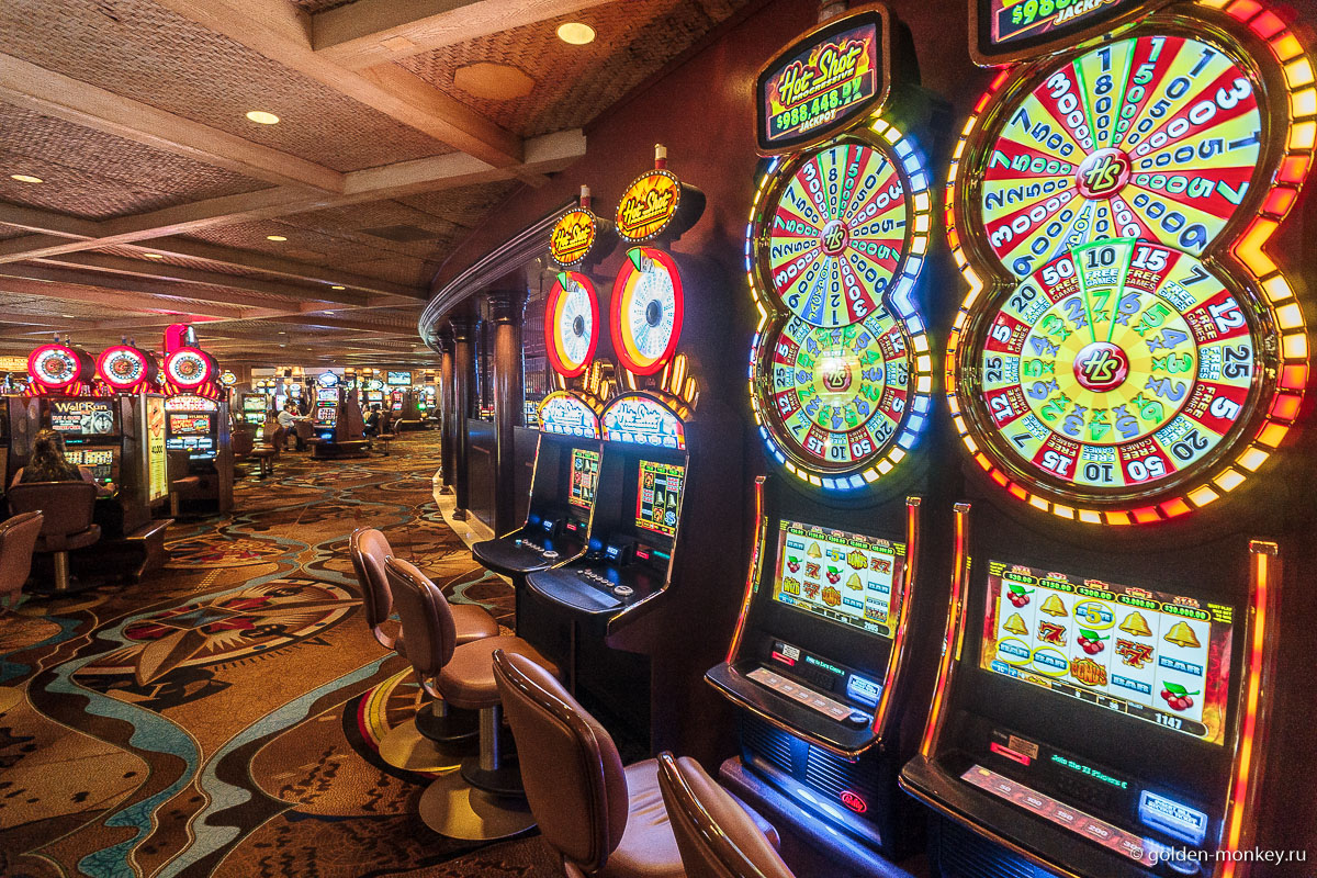Игровые залы огромны и манят своими огнями Игровые залы огромны и манят своими огнями