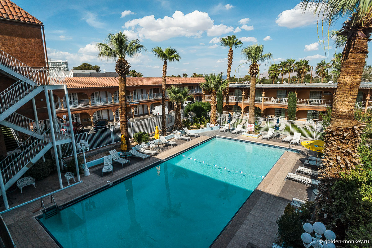 Бассейн во дворе отеля Бассейн во дворе отеля