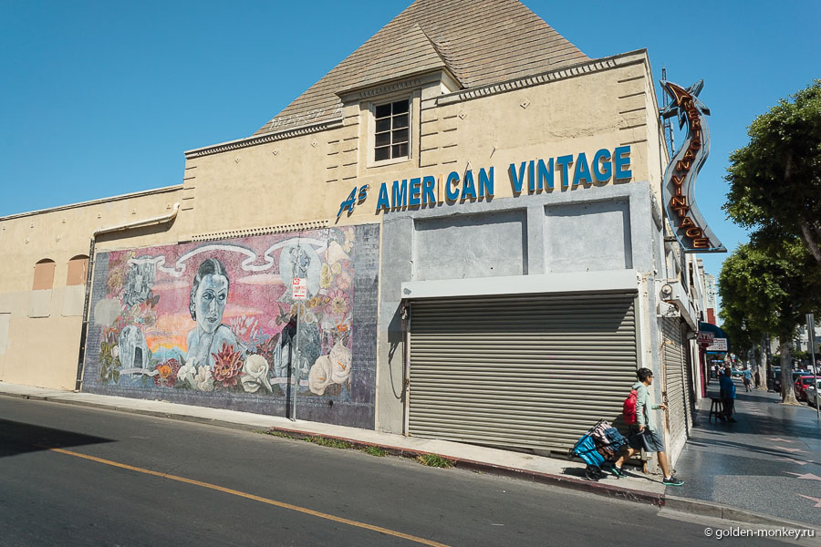 Встречаютка как шикарные здания, так и вот такие винтажные. Кстати, конкретно этот домик с вот этим граффити видели не так давно в каком-то фильме. Встречаютка как шикарные здания, так и вот такие винтажные. Кстати, конкретно этот домик с вот этим граффити видели не так давно в каком-то фильме.