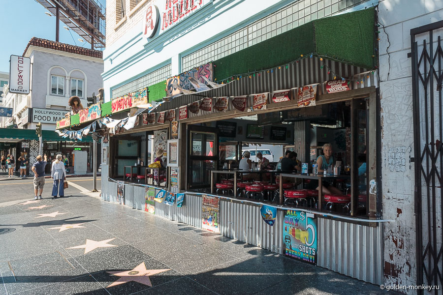 Как уже писала, Аллея славы – обычный тротуар, никто его не протирает тряпочками и не сдувает пыль, и уж тем более не запрещает по нему ходить. Через полчасика он перестает вызывать чувство благоговения и ты тоже уверенно начинаешь топтать имена Бритни Спирс, Майкла Джексона, Чарли Чаплина и прочих знаменитостей. Как уже писала, Аллея славы – обычный тротуар, никто его не протирает тряпочками и не сдувает пыль, и уж тем более не запрещает по нему ходить. Через полчасика он перестает вызывать чувство благоговения и ты тоже уверенно начинаешь топтать имена Бритни Спирс, Майкла Джексона, Чарли Чаплина и прочих знаменитостей.