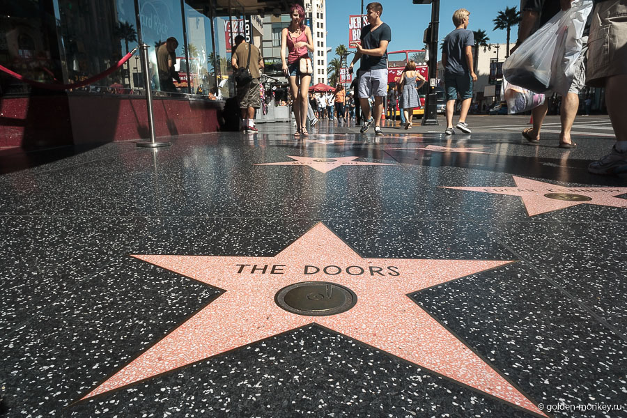 Аллея Славы переживала и взлеты, и падения, было время, когда восемь лет подряд не появлялись новые звезды. Сегодня же ежегодно устанавливается два-три десятка новых. Как выбирают, чье имя увековечить, а кого обойти стороной? Заведует аллеей Голливудская торговая палата, при которой создан отборочный комитет, его члены номинируют знаменитостей, имена которых, на их взгляд, достойны быть закатанными в тротуар. Все просто. Аллея Славы переживала и взлеты, и падения, было время, когда восемь лет подряд не появлялись новые звезды. Сегодня же ежегодно устанавливается два-три десятка новых. Как выбирают, чье имя увековечить, а кого обойти стороной? Заведует аллеей Голливудская торговая палата, при которой создан отборочный комитет, его члены номинируют знаменитостей, имена которых, на их взгляд, достойны быть закатанными в тротуар. Все просто.