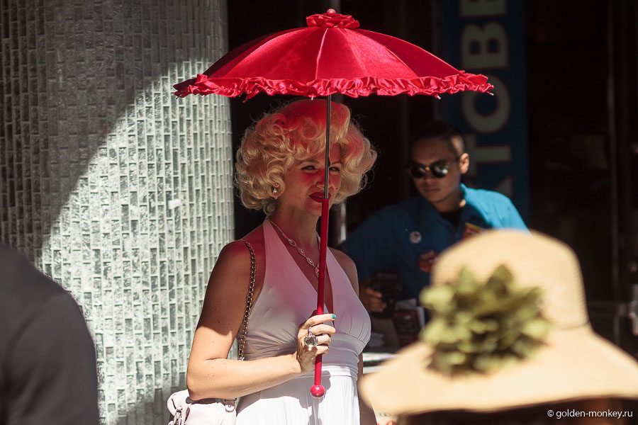 По бульвару бродит ожившая Мэрилин Монро, миньоны, поют песни восходящие звезды, в общем, жизнь кипит. В целом, конечно, местечко любопытное, хотя, на удивление, и не вызвало должного восторга, интересно было только первые минут десять-пятнадцать. По бульвару бродит ожившая Мэрилин Монро, миньоны, поют песни восходящие звезды, в общем, жизнь кипит. В целом, конечно, местечко любопытное, хотя, на удивление, и не вызвало должного восторга, интересно было только первые минут десять-пятнадцать.