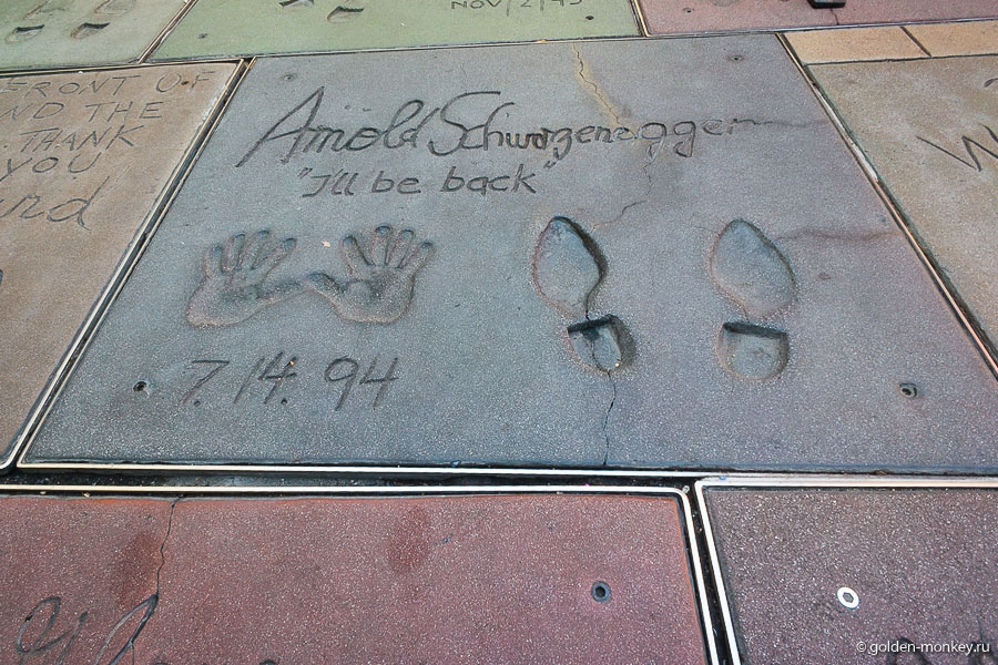 Перед Китайским театром Граумана, в котором проходят премьеры всех мировых новинок, есть своя Аллея славы, которая будет даже поинтересней «звездной». Тут знаменитости оставляют в цементе отпечатки своих рук и ног (в основном, ибо некоторые проявляют фантазию). Здесь вы найдете Тома Хэнкса, Джонни Дэппа, Мэрилин Монро, Джека Николсона, то есть самых-самых. Андрюсикс вот отчаяннее всего искал Арнольда Шварценеггера и нашел-таки )) Перед Китайским театром Граумана, в котором проходят премьеры всех мировых новинок, есть своя Аллея славы, которая будет даже поинтересней «звездной». Тут знаменитости оставляют в цементе отпечатки своих рук и ног (в основном, ибо некоторые проявляют фантазию). Здесь вы найдете Тома Хэнкса, Джонни Дэппа, Мэрилин Монро, Джека Николсона, то есть самых-самых. Андрюсикс вот отчаяннее всего искал Арнольда Шварценеггера и нашел-таки ))