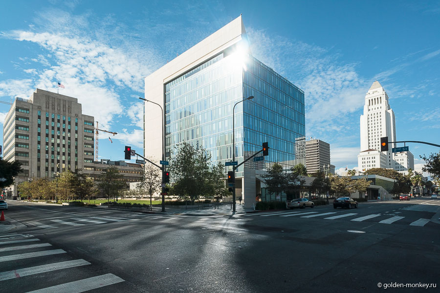 Есть чистые и опрятные, буквально вылизанные улочки, застроенные деловыми центрами, зданиями суда и прочими важными постройками. Есть чистые и опрятные, буквально вылизанные улочки, застроенные деловыми центрами, зданиями суда и прочими важными постройками.