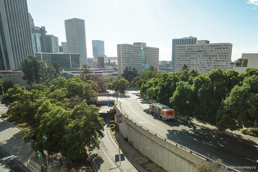 По территории можно беспрепятственно гулять (может, и внутрь можно зайти, но мы не пытались). По территории можно беспрепятственно гулять (может, и внутрь можно зайти, но мы не пытались).