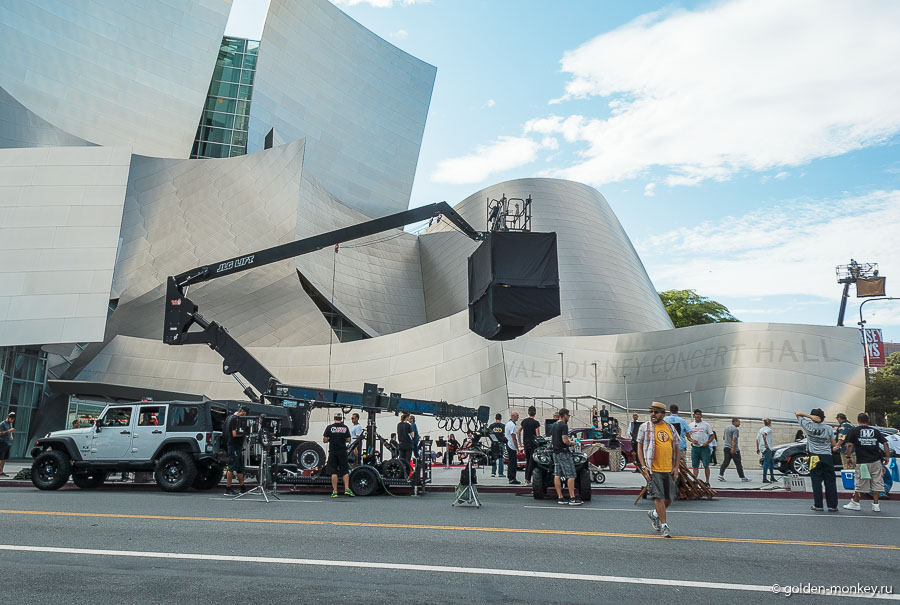 На выходе увидели, что рядом готовятся к съемкам какого-то фильма или сериала. Всех зевак прогнали подальше от места событий, поэтому толком ничего не было видно. На выходе увидели, что рядом готовятся к съемкам какого-то фильма или сериала. Всех зевак прогнали подальше от места событий, поэтому толком ничего не было видно.