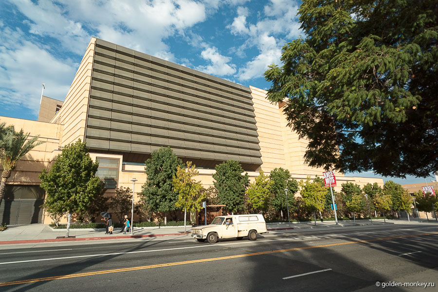 Как видите, собор со стороны больше похож на какой-то завод. Как видите, собор со стороны больше похож на какой-то завод.