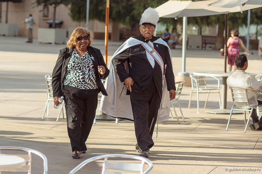 Решили прогуляться по дворику, а там, видимо, только закончилась служба, и со всех дверей валил народ. Некоторые персонажи выглядели очень даже интересно. Решили прогуляться по дворику, а там, видимо, только закончилась служба, и со всех дверей валил народ. Некоторые персонажи выглядели очень даже интересно.