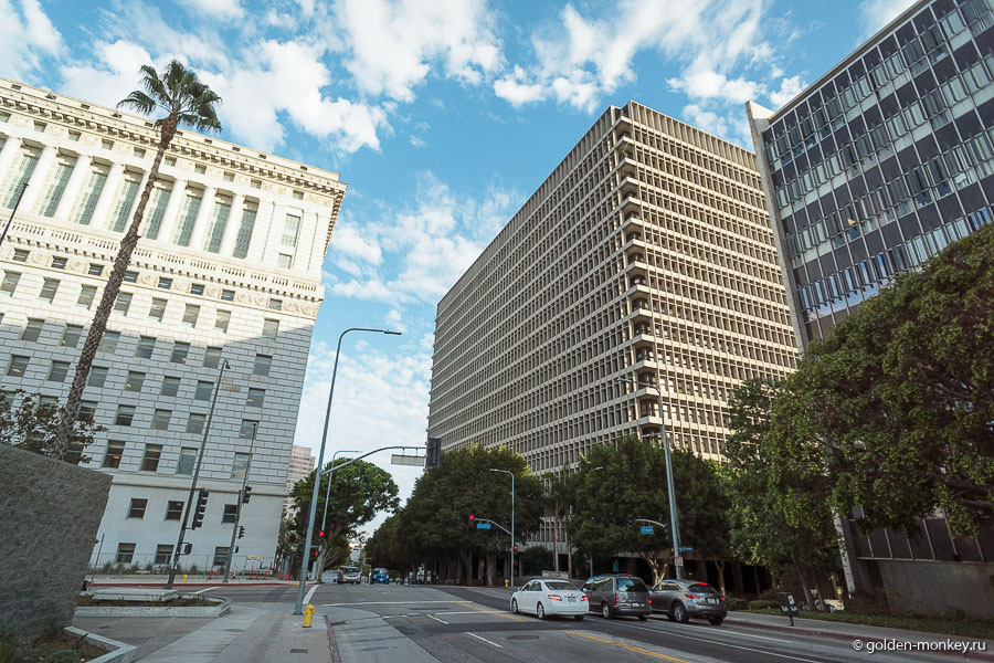 Имеются в Лос-Анджелесе и свои небоскребы. Этот «частокол» отлично видно, например, со смотровой площадки на Малхолланд-Драйв. Как обычно и бывает в больших городах, старые и более симпатичные здания соседствуют с безжизненным новостроем.