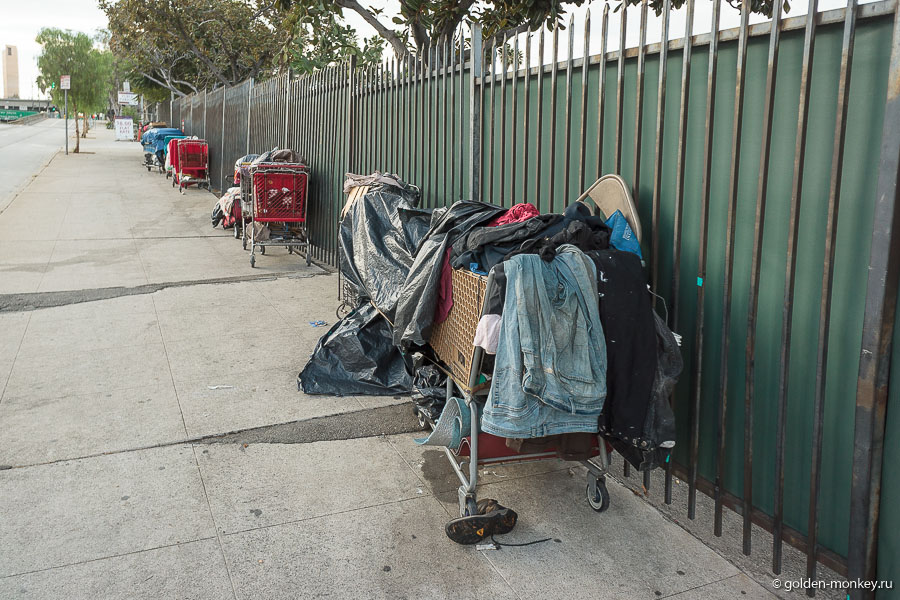 Сплошь и рядом улицы усеяны магазинными тележками с чьим-то добром. Сплошь и рядом улицы усеяны магазинными тележками с чьим-то добром.