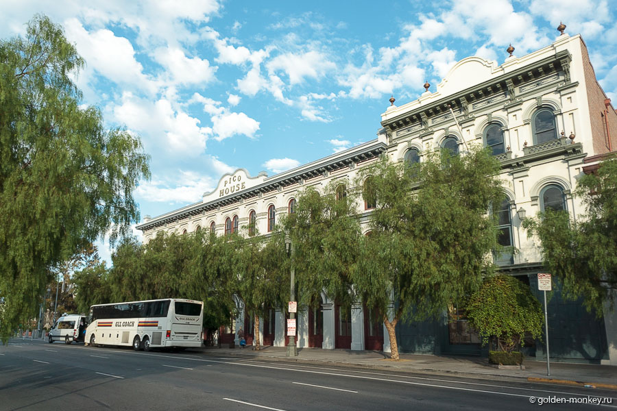 Pico House в стиле испанской колониальной архитектуры согрел сердце своими изящными мелочами. Pico House в стиле испанской колониальной архитектуры согрел сердце своими изящными мелочами.