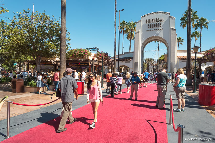 Входные ворота в Universal Studios Входные ворота в Universal Studios