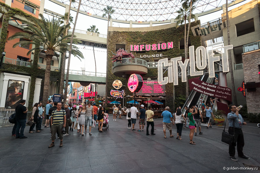 К вечеру на улице становитс еще более оживленно, и зажигаются многочисленные вывески и огни. Думаю, стоит задержаться в Юниверсал до закрытия, чтобы увидеть это, хотя, вы и сами не захотите уходить раньше )) К вечеру на улице становится еще более оживленно, и зажигаются многочисленные вывески и огни. Думаю, стоит задержаться в Юниверсал до закрытия, чтобы увидеть это, хотя, вы и сами не захотите уходить раньше ))