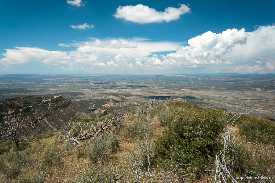 Долина простирается настолько далеко, насколько хватает глаз – до горизонта и еще немного дальше. Вид все с того же Park Point Overlook. Долина простирается настолько далеко, насколько хватает глаз – до горизонта и еще немного дальше. Вид все с того же Park Point Overlook.