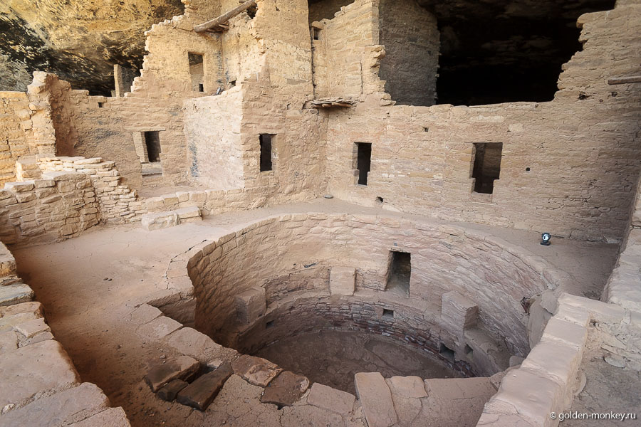 Это кива, у которой не хватает крыши, наверно, специально убрали, чтобы было видно, что внутри (а может и сама провалилась от старости). Внутри таких сооружений проводились собрания и всякие религиозные ритуалы. Это кива, у которой не хватает крыши, наверно, специально убрали, чтобы было видно, что внутри (а может и сама провалилась от старости). Внутри таких сооружений проводились собрания и всякие религиозные ритуалы.