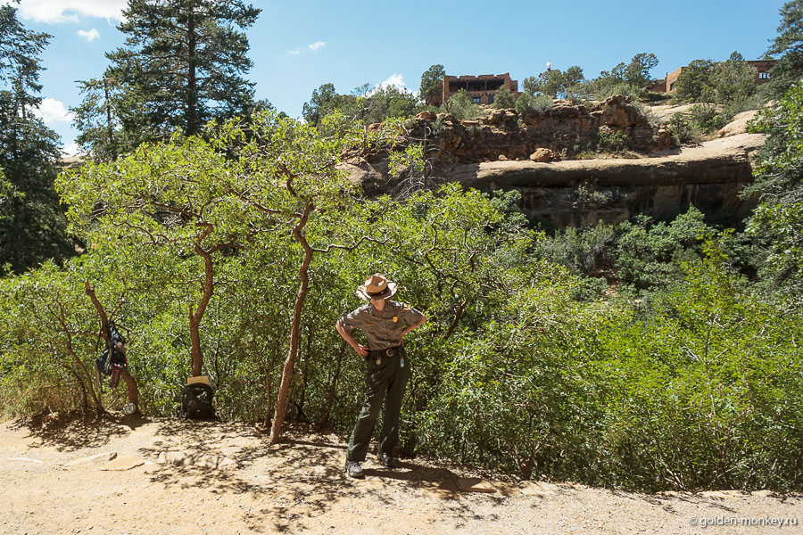 Вокруг вы увидите множество рейнджеров – они и за территорией следят, чтобы того гляди кто-нибудь что-нибудь не сломал или не ушел, куда не нужно, и выступают в роли справочников. Вокруг вы увидите множество рейнджеров – они и за территорией следят, чтобы того гляди кто-нибудь что-нибудь не сломал или не ушел, куда не нужно, и выступают в роли справочников.
