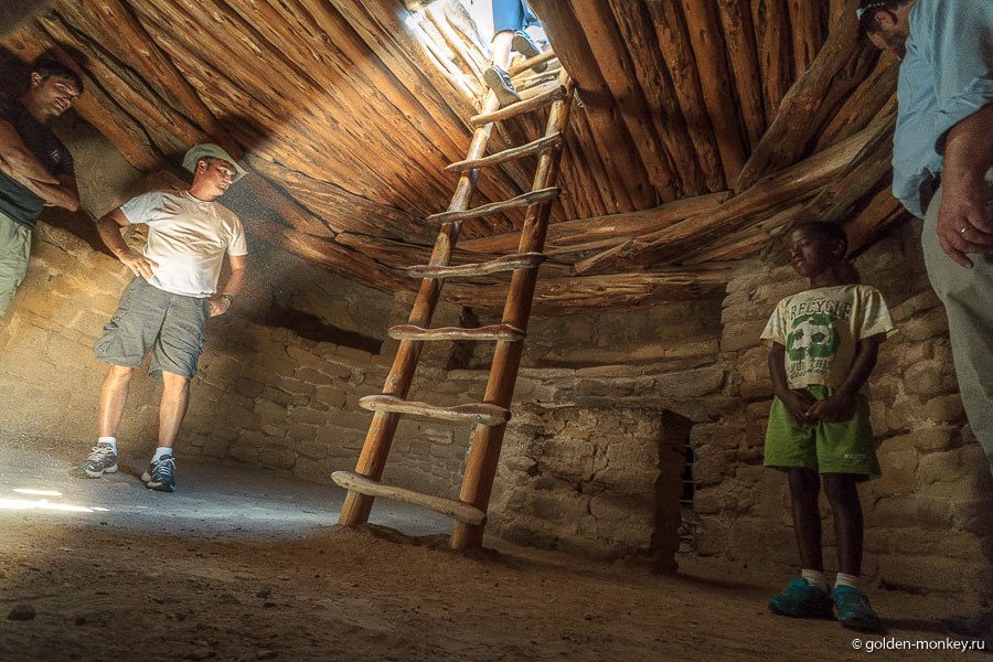 На радость туристам в одну киву можно спуститься (да, кстати, попадали в них через отверстие в крыше по приставленной лестнице). Внутри, на самом деле, ничего интересного, просто спуститься, постоять немножко и вылезти обратно. На радость туристам в одну киву можно спуститься (да, кстати, попадали в них через отверстие в крыше по приставленной лестнице). Внутри, на самом деле, ничего интересного, просто спуститься, постоять немножко и вылезти обратно.