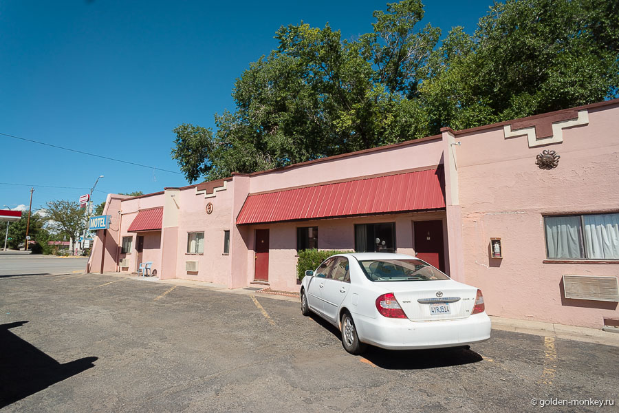 Внутренний двор мотеля – перед каждым номером парковочное место Внутренний двор мотеля – перед каждым номером парковочное место