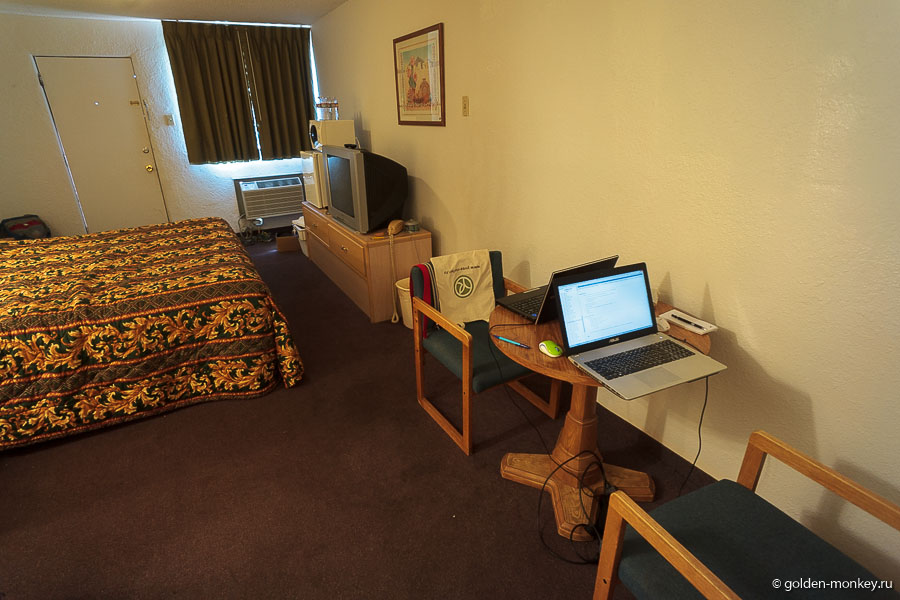 Что хорошо в американских мотелях, так это то, что почти в каждом номере есть рабочий стол Что хорошо в американских мотелях, так это то, что почти в каждом номере есть рабочий стол