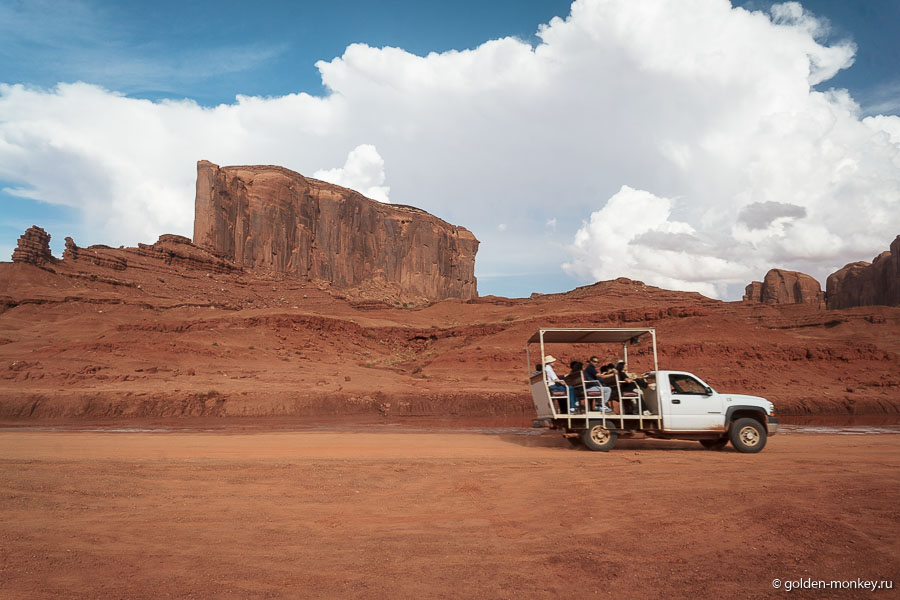 На такой вот машинке индеец гонит по пыльным дорогам красной долины, обдавая туристов местным колоритом