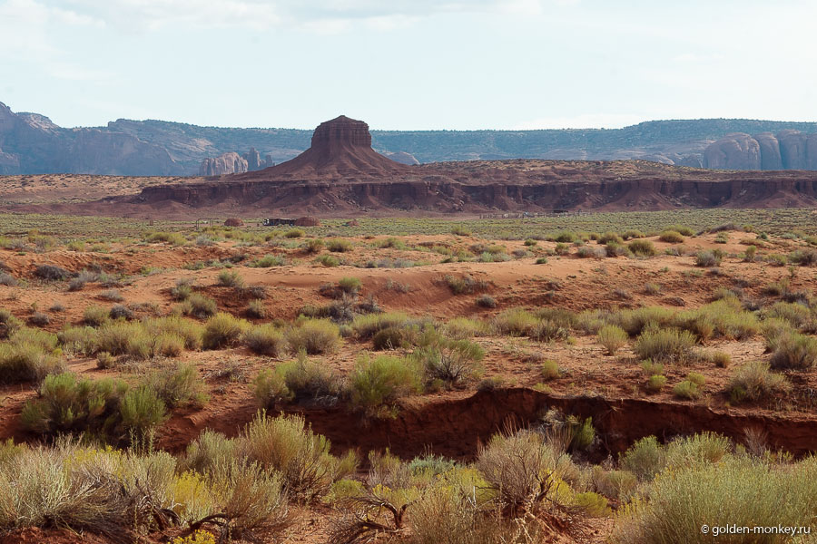 Вдали виднеется The Hub. Как почти все скалы что-то собой символизирует. По поверьям навахо эта скала является камином в центре гигантского дома навахо.