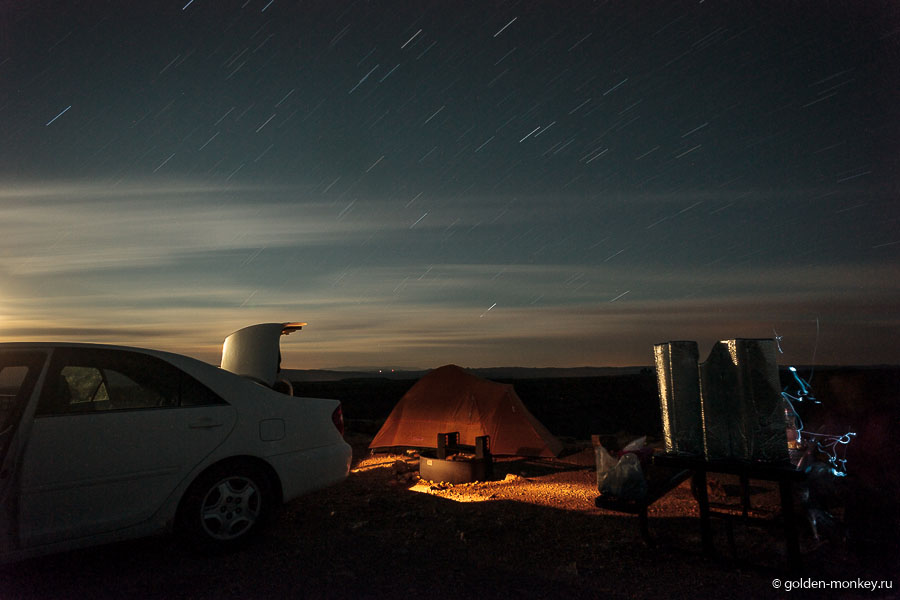 Кемпинг в парке штата Гусенек ночью. Ш&А пытаются приготовить ужин, прячась от ветра.