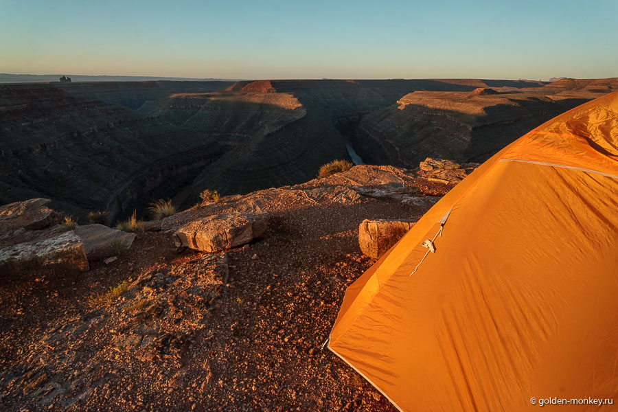 Палатку поставили прямо на краю каньона, чтобы быть поближе к самому интересному.