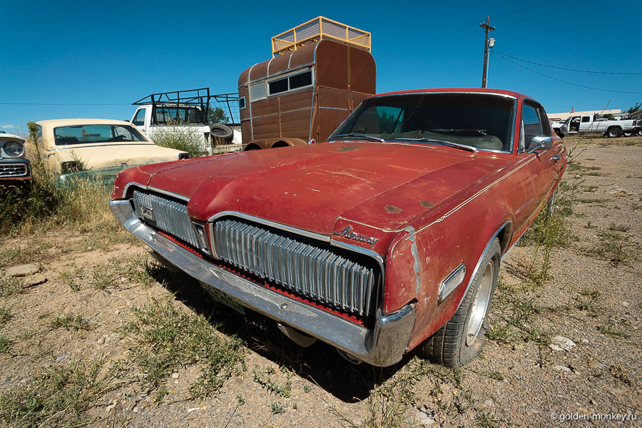 Старенький, но сохранивший шарм драндулет. Старенький, но сохранивший шарм драндулет.