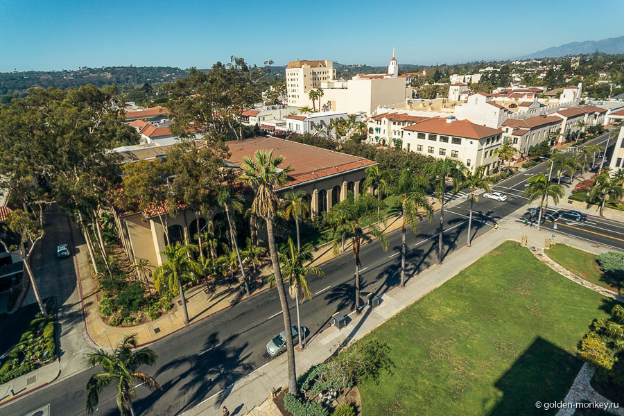 Панорманый вид на город Санта-Барбара с часовой башни Окружного суда. Панорманый вид на город Санта-Барбара с часовой башни Окружного суда.