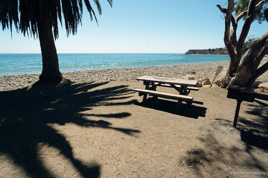Так выглядит стандартное место практически в любом кемпинге: участок под палатку, стол с лавочками, место для костра и гриль. Так выглядит стандартное место практически в любом кемпинге: участок под палатку, стол с лавочками, место для костра и гриль.