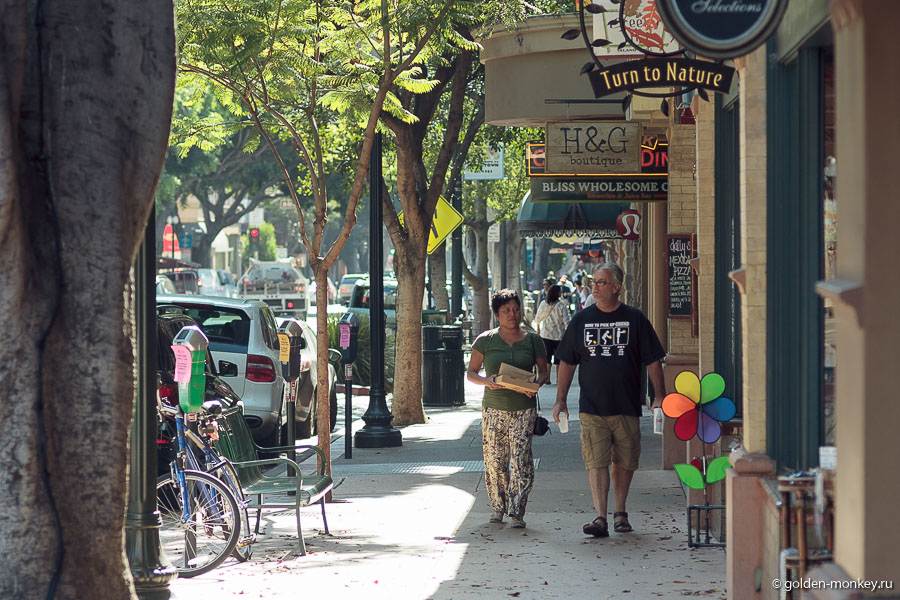 Одна из центральных улочек в городе Сан-Луис-Обиспо, Калифорния, США. Одна из центральных улочек в городе Сан-Луис-Обиспо, Калифорния, США.