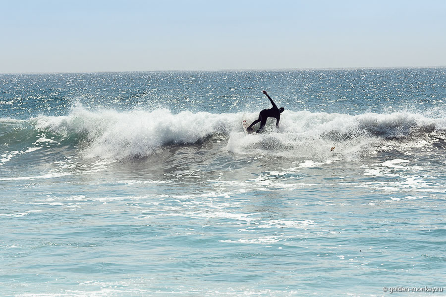 На пляже частенько бывают большущие волны, поэтому среди купальщиков он не слишком популярен, зато сёрферам тут раздолье. На пляже частенько бывают большущие волны, поэтому среди купальщиков он не слишком популярен, зато сёрферам тут раздолье.