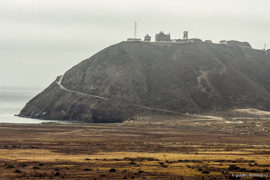 Врезающийся в воду Point Sur и маяк (Point Sur Lightstation). К маяку, кажется, можно подобраться поближе, заехав на самую кромку суши – мы не проверяли. Врезающийся в воду Point Sur и маяк (Point Sur Lightstation). К маяку, кажется, можно подобраться поближе, заехав на самую кромку суши – мы не проверяли.