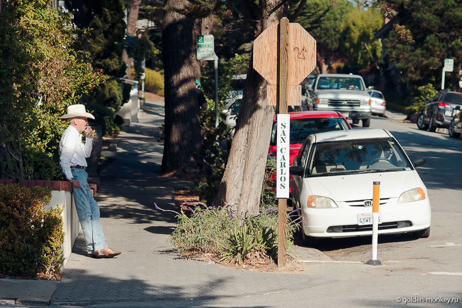 Улочка в городке Кармел, Калифорния, США Улочка в городке Кармел, Калифорния, США