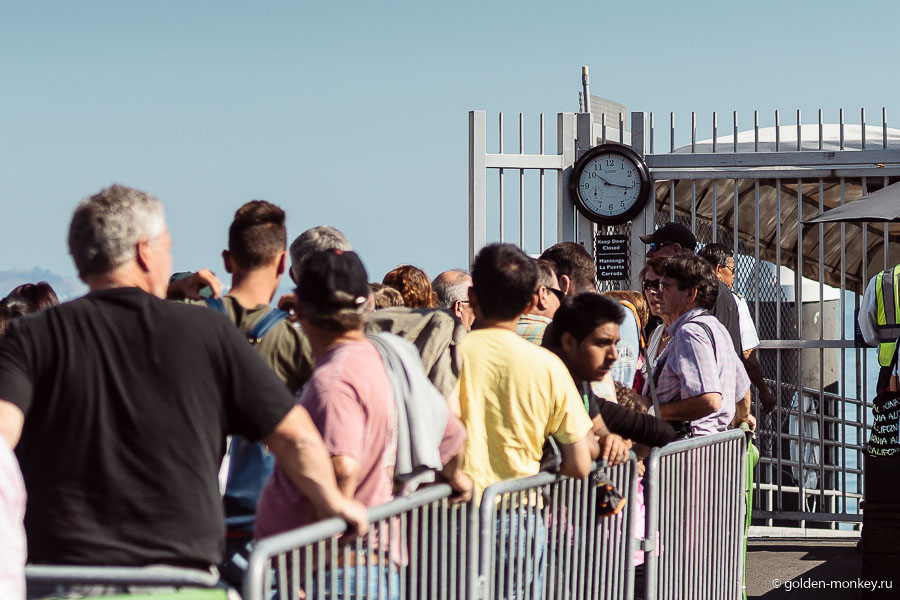 Вооот такую мы застали очередь желающих отплыть на остров Вооот такую мы застали очередь желающих отплыть на остров