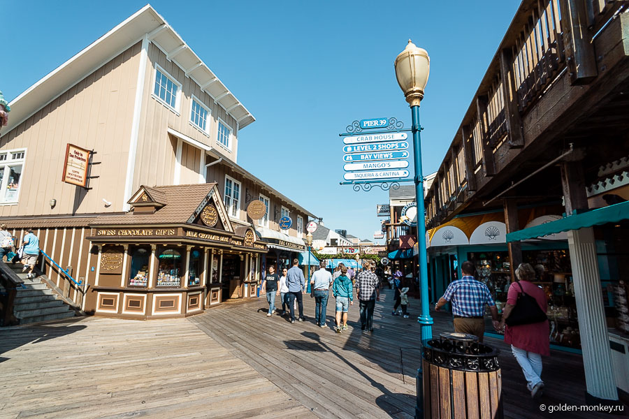 Пирс состоит из двух этажей, сооруженных из деревянных лестниц и «полов» Пирс состоит из двух этажей, сооруженных из деревянных лестниц и «полов»