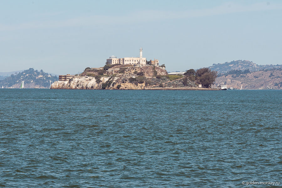 Вид на остров Алькатрас с набережной Вид на остров Алькатрас с набережной