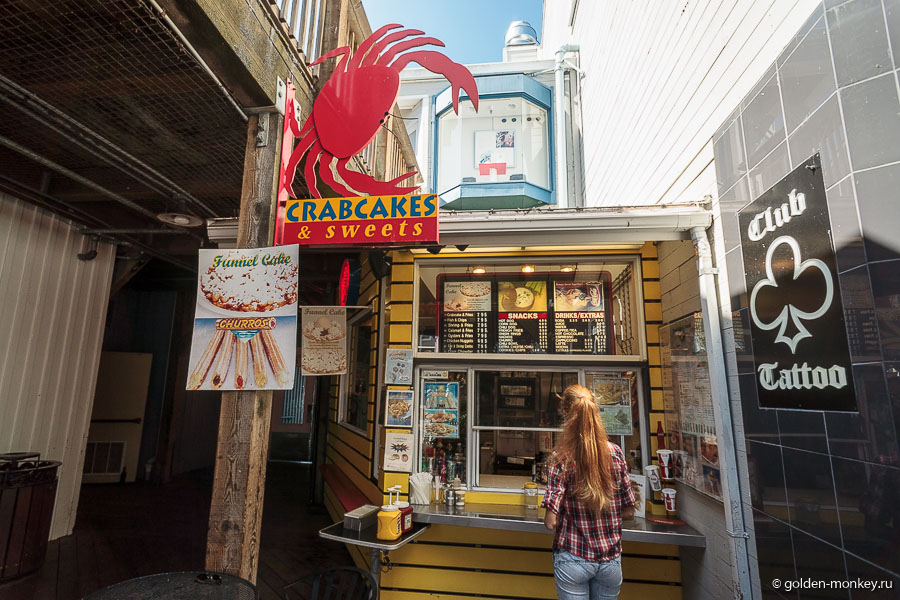 Мы по незнанию купили Clam Chowder вот в таком невзрачном ларечке. Похлебка была неплохая, но явно не лучшая. Позже, на выходе с пирса, увидели кафешку, за столиками которой сидели довольные туристы, уплетающие клэм-чаудер за обе щеки. Вот там он выглядел аппетитнее. Мы по незнанию купили Clam Chowder вот в таком невзрачном ларечке. Похлебка была неплохая, но явно не лучшая. Позже, на выходе с пирса, увидели кафешку, за столиками которой сидели довольные туристы, уплетающие клэм-чаудер за обе щеки. Вот там он выглядел аппетитнее.