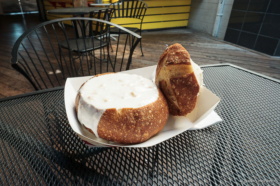 Выглядит сие блюдо вот так – некий крабовый суп-пюре с картофелем в хлебной «тарелке». Стоит порция около 6-8 долларов. Выглядит сие блюдо вот так – некий крабовый суп-пюре с картофелем в хлебной «тарелке». Стоит порция около 6-8 долларов.