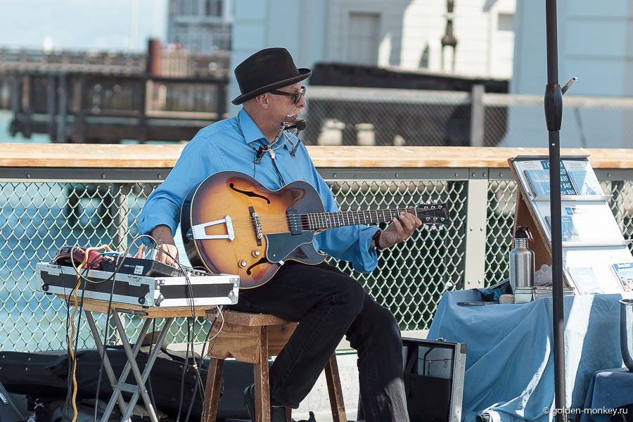 Дополнением к развлекательной программе станут разнокалиберные уличные танцоры, музыканты и прочие фокусники, которых к вечеру наверняка становится гораздо больше Дополнением к развлекательной программе станут разнокалиберные уличные танцоры, музыканты и прочие фокусники, которых к вечеру наверняка становится гораздо больше
