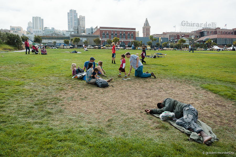 Судя по вытоптанной траве, мы наткнулись на самое популярное место в парке )) Судя по вытоптанной траве, мы наткнулись на самое популярное место в парке ))