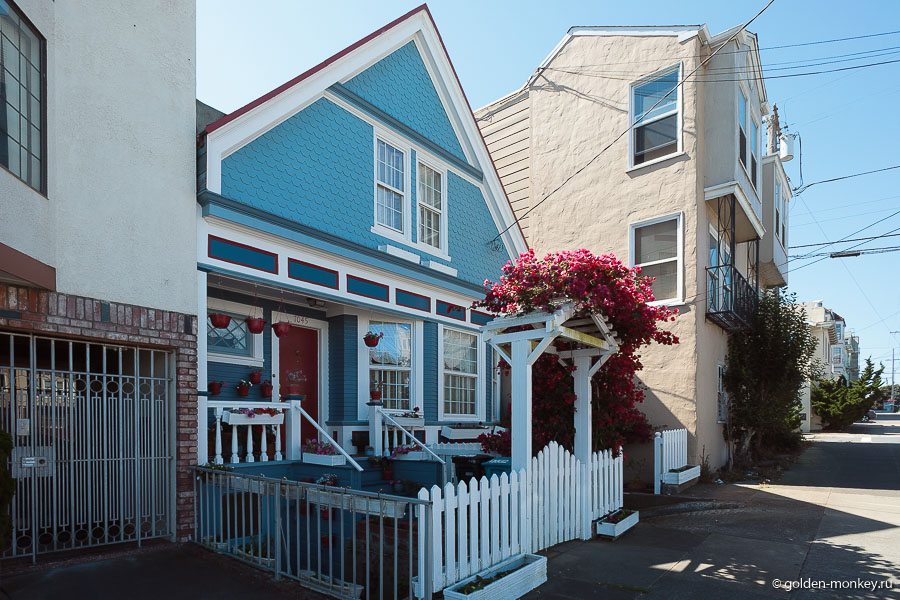 Сказочный домик, выбивающийся из общего пейзажа. Сказочный домик, выбивающийся из общего пейзажа.