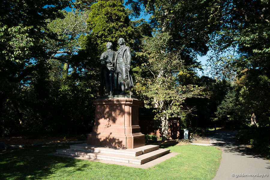 Одна из тропинок в парке Золотые Ворота в Сан-Франциско. Одна из тропинок в парке Золотые Ворота в Сан-Франциско.