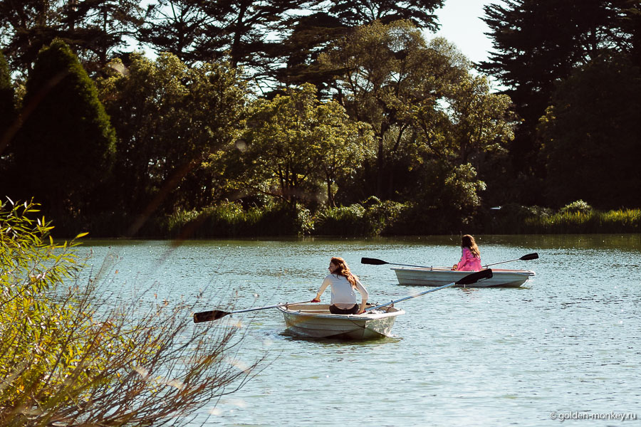 Местные вовсю отдыхают в этом парке: катаются на лодках и велосипедах, занимаются бегом, выгуливают собак, читают на лавочках и просто прогуливаются. Местные вовсю отдыхают в этом парке: катаются на лодках и велосипедах, занимаются бегом, выгуливают собак, читают на лавочках и просто прогуливаются.
