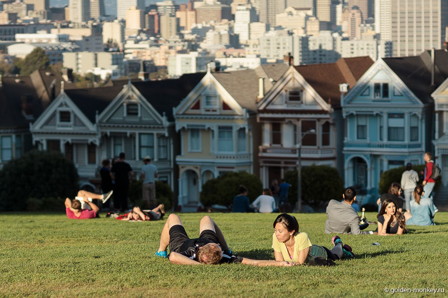 Вид на викторианские особняки из парка Аламо, Сан-Франциско. Вид на викторианские особняки из парка Аламо, Сан-Франциско.