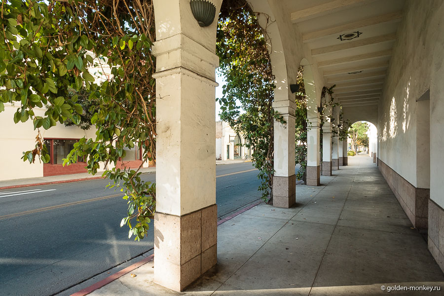 Первую арку мы обнаружили на пересечении State Street и East Ortega Street. Первую арку мы обнаружили на пересечении State Street и East Ortega Street.